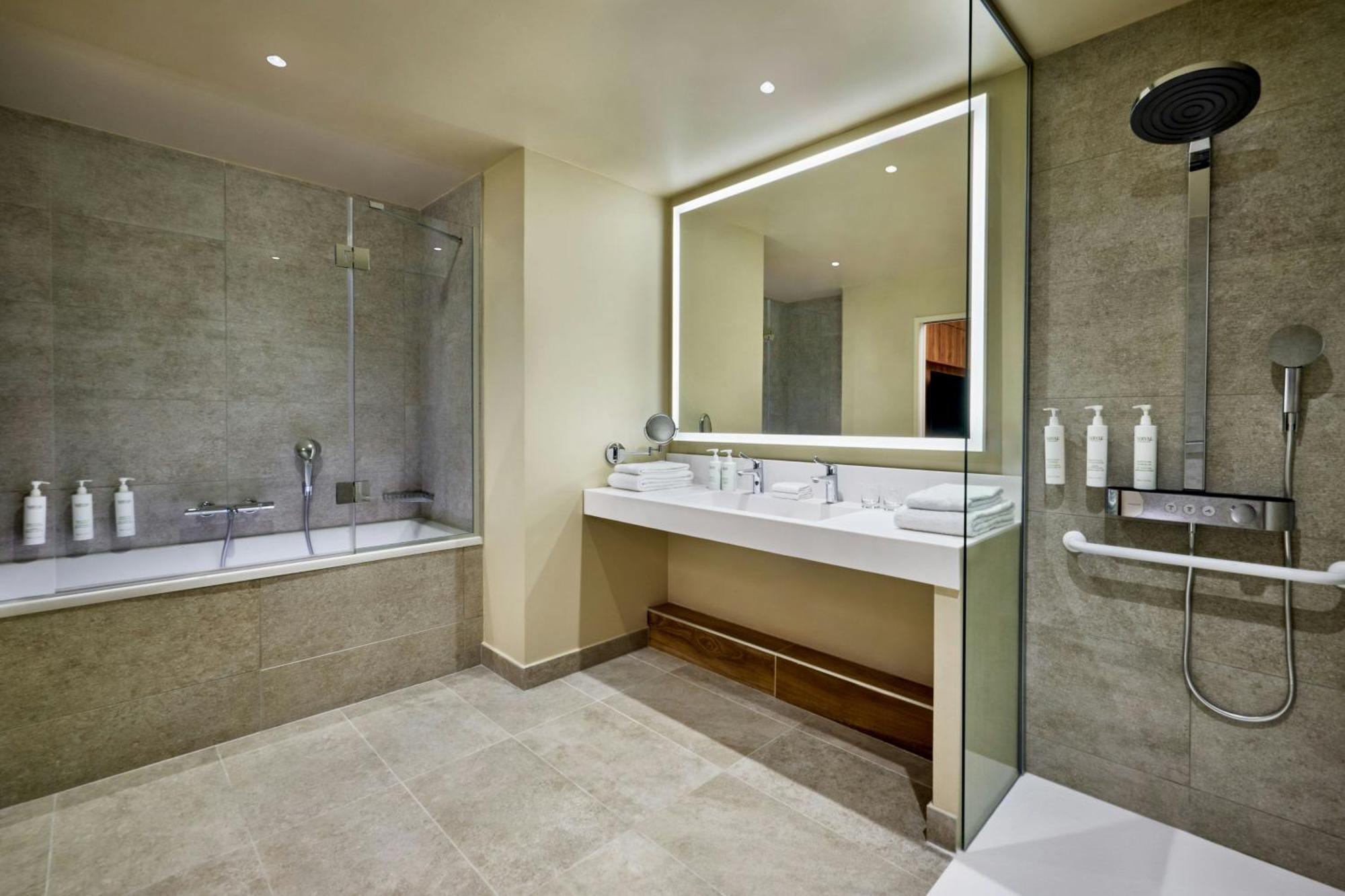 Courtyard By Marriott Lyon Eurexpo Stadium Genas Extérieur photo
